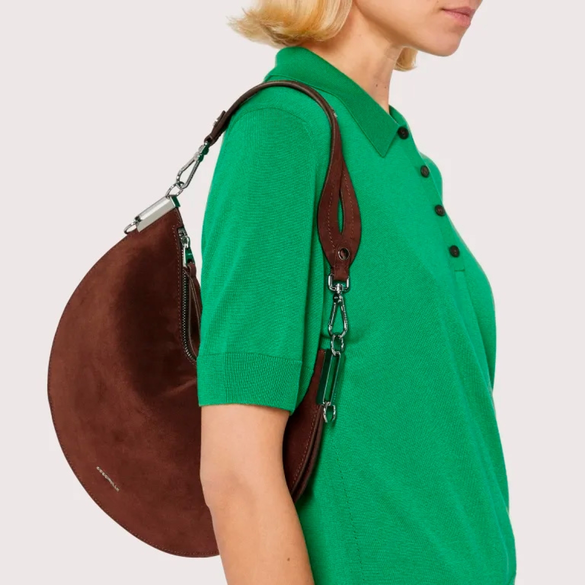 Bolso hobo de la marca Coccinelle, modelo SUNUP. Exterior en ante color marrón con detalle de logo en parte frontal. Interior amplio. Cierre con cremallera y asa de hombro. Medidas: alto 22cm y ancho 33cm. Este bolso Coccinelle SUNUP es un complemento sofisticado, ideal para combinar con tus looks de temporada!