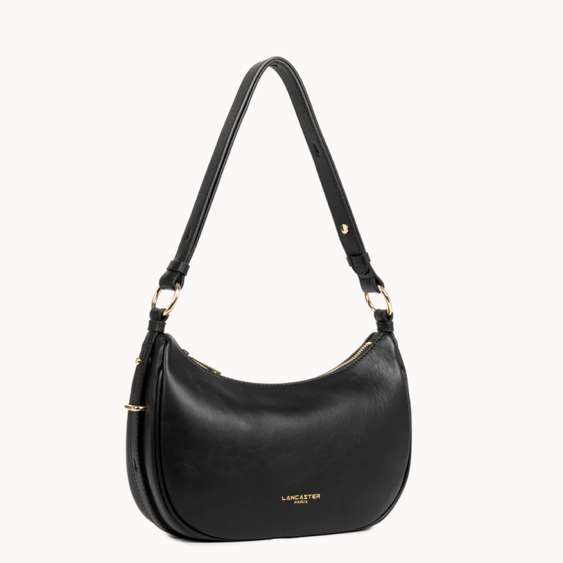 Bolso bandolera de la marca Lancaster, modelo ARIA. Exterior en piel color negro. Incluye un bolsillo trasero exterior con cremallera. Se puede llevar al hombro o cruzado. Cierre con cremallera. Medidas: alto 16cm y ancho 268cm. Este bolso Lancaster ARIA es un clásico, ideal para ti!