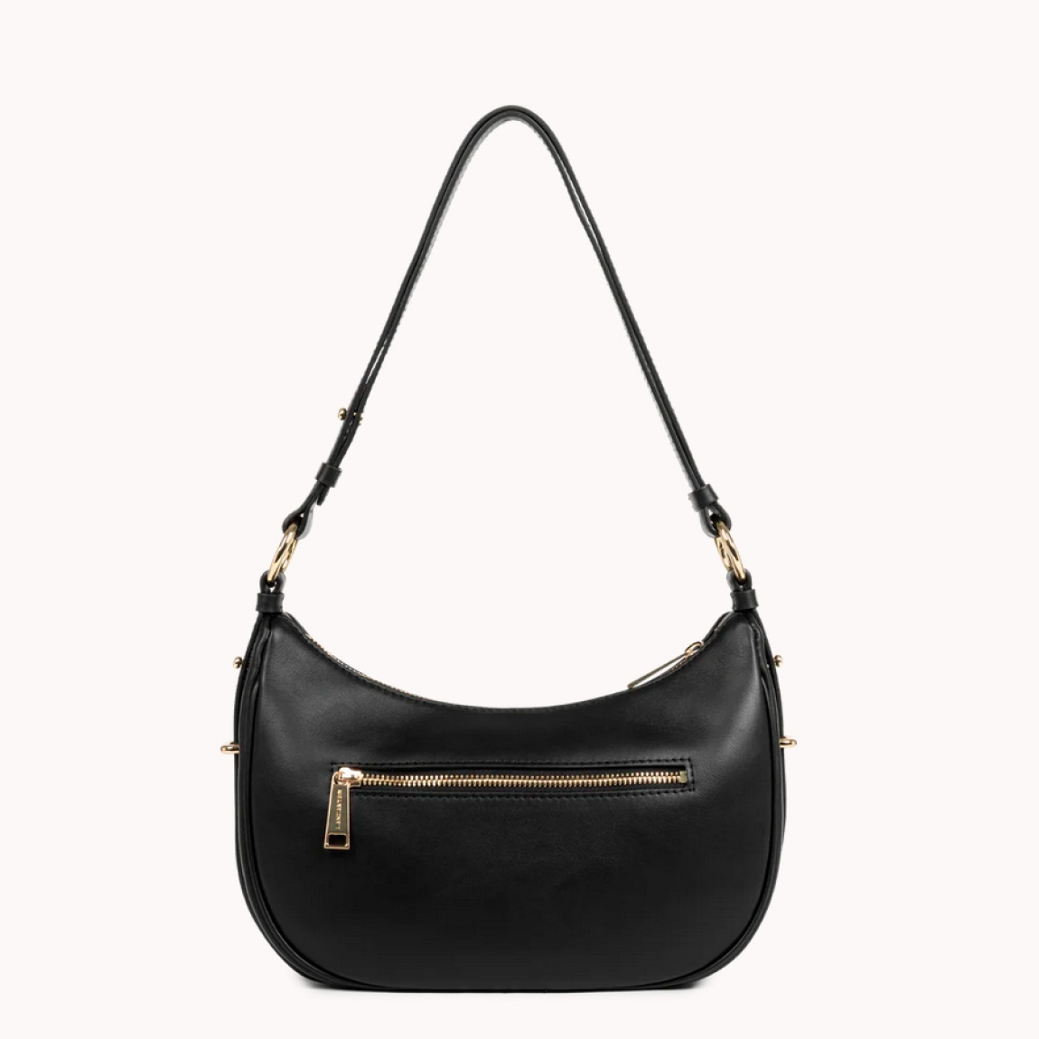 Bolso bandolera de la marca Lancaster, modelo ARIA. Exterior en piel color negro. Incluye un bolsillo trasero exterior con cremallera. Se puede llevar al hombro o cruzado. Cierre con cremallera. Medidas: alto 16cm y ancho 268cm. Este bolso Lancaster ARIA es un clásico, ideal para ti!