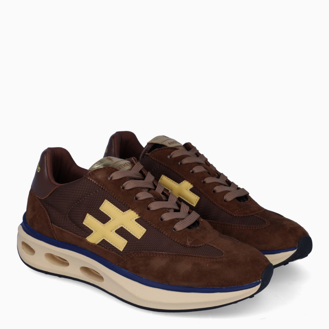 Deportivas de la marca Another Trend, modelo A4. Exterior en ante color marrón con detalle de logo en color amarillo. Interior en piel color marrón. Cierre de las deportivas Another Trend con cordones y suela de goma con 3cm. Estas deportivas Another Trend A4 son, sin duda, un complemento ideal para tus looks urbanos, con estilo y comodidad.