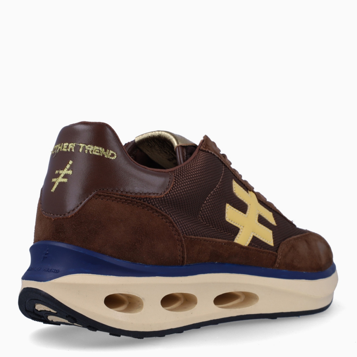 Deportivas de la marca Another Trend, modelo A4. Exterior en ante color marrón con detalle de logo en color amarillo. Interior en piel color marrón. Cierre de las deportivas Another Trend con cordones y suela de goma con 3cm. Estas deportivas Another Trend A4 son, sin duda, un complemento ideal para tus looks urbanos, con estilo y comodidad.