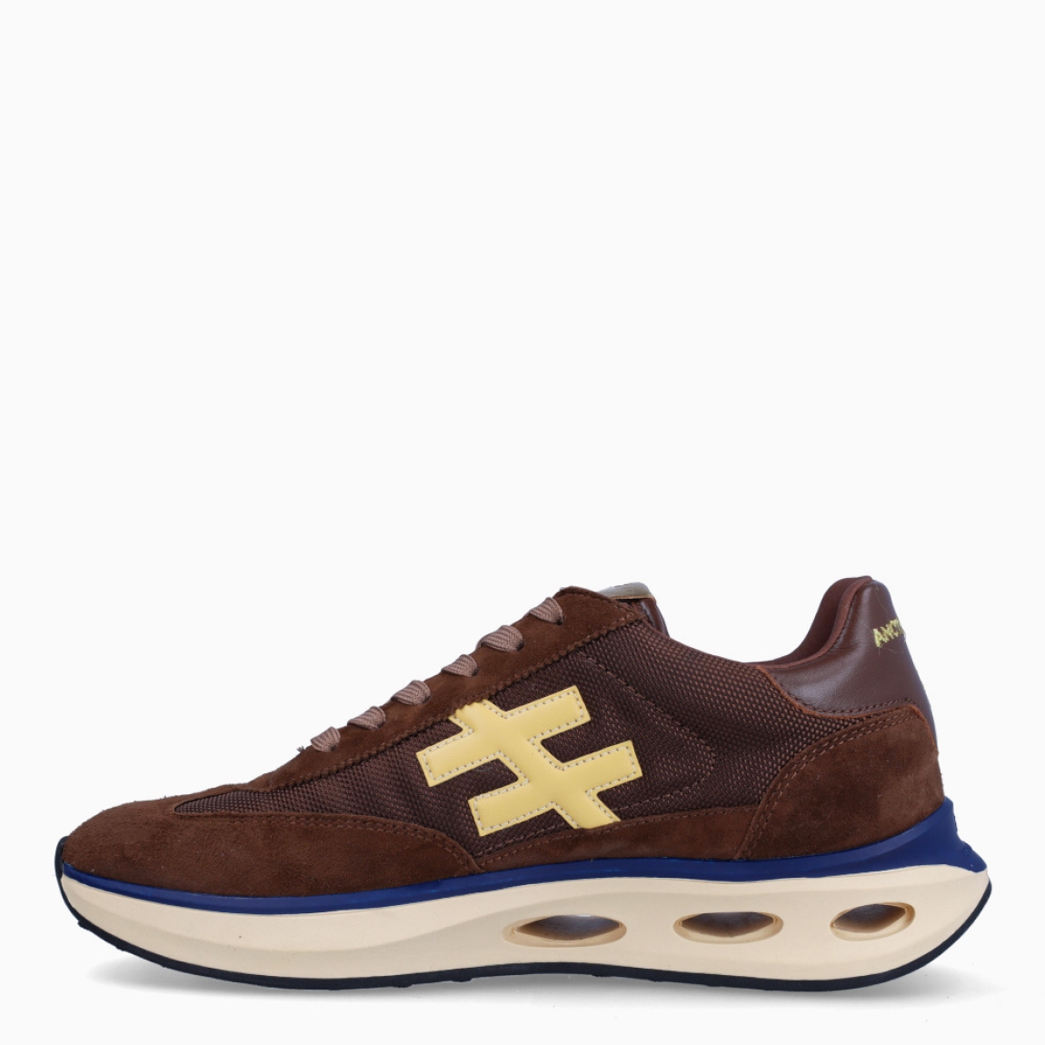 Deportivas de la marca Another Trend, modelo A4. Exterior en ante color marrón con detalle de logo en color amarillo. Interior en piel color marrón. Cierre de las deportivas Another Trend con cordones y suela de goma con 3cm. Estas deportivas Another Trend A4 son, sin duda, un complemento ideal para tus looks urbanos, con estilo y comodidad.