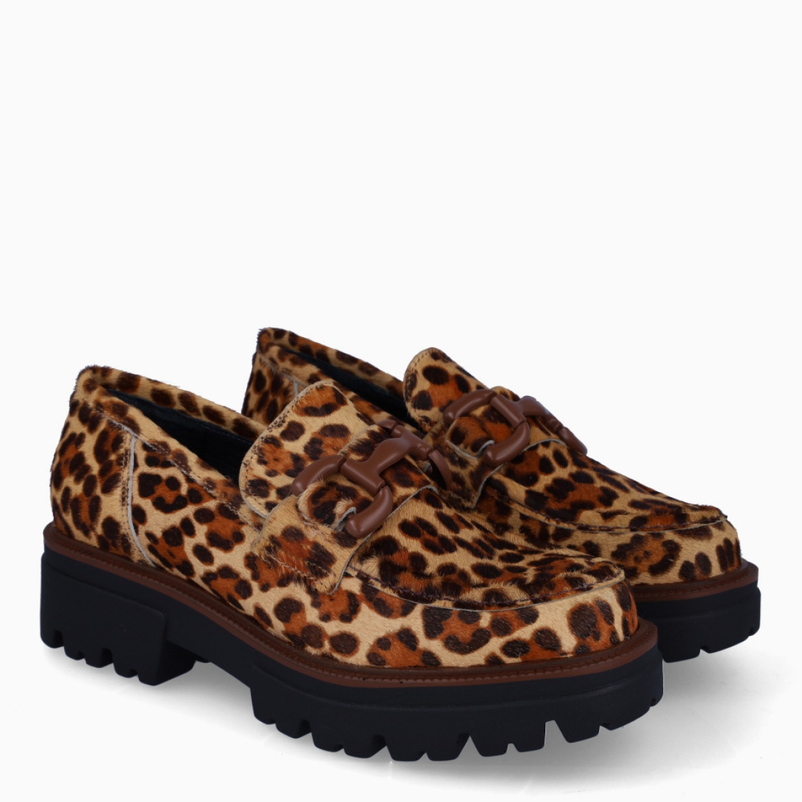 Mocasín de piel de la marca Munné, modelo Mirelle. Exterior del mocasín de pelo con estampado animal print de leopardo. Detalle de cadena al tono en la pala. Mocasín con suela track. Mocasín con suela acolchada para garantizar el máximo confort posible. Mocasín con tacón bajo y ancho de 5 cm de altura, incluyendo 3 cm de plataforma. El mocasín de charol color verde de Munné, modelo Mirelle, es un zapato muy fácil de combinar, en tendencia y cómodo. El must-have de esta temporada. ¡Queda bien con todo!