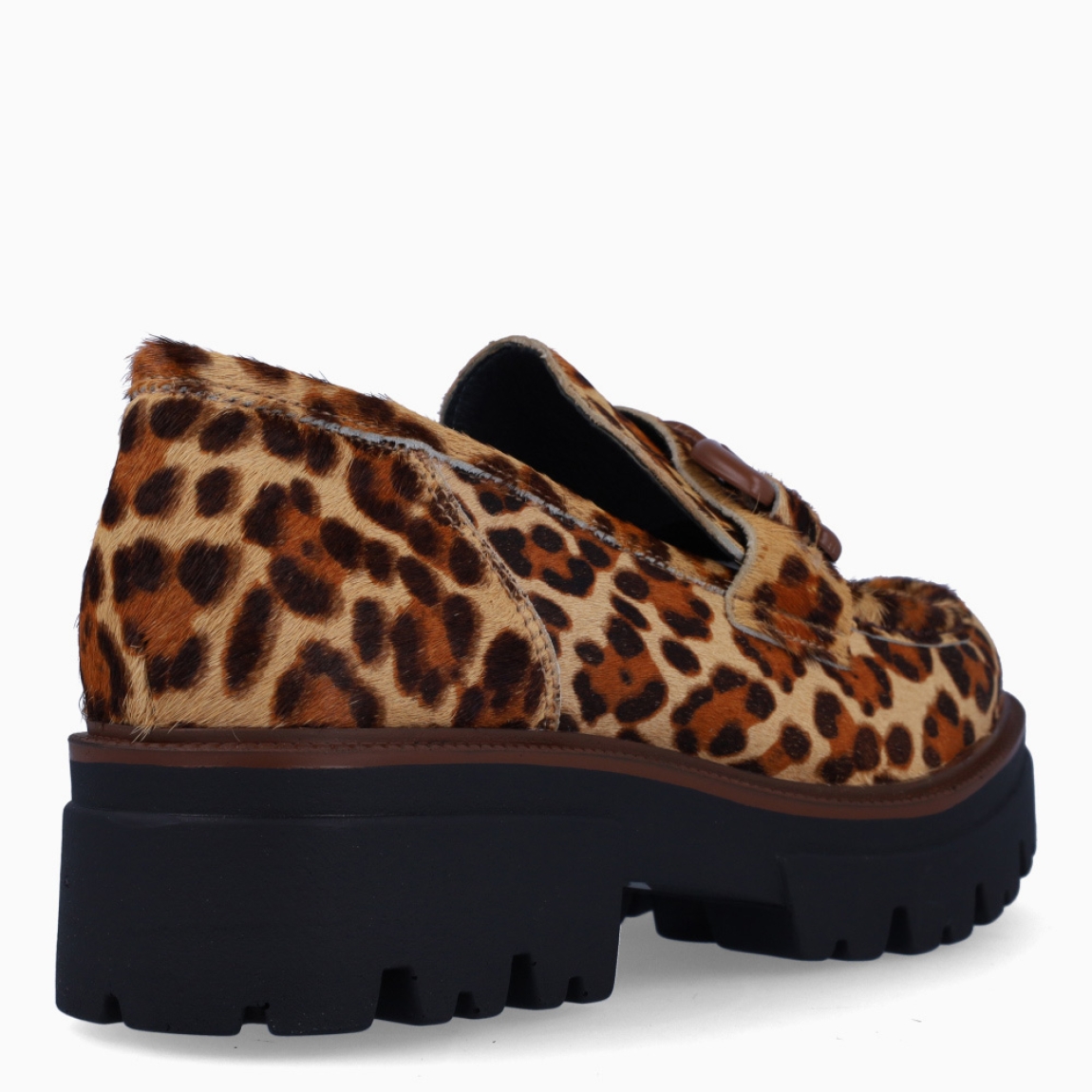 Mocasín de piel de la marca Munné, modelo Mirelle. Exterior del mocasín de pelo con estampado animal print de leopardo. Detalle de cadena al tono en la pala. Mocasín con suela track. Mocasín con suela acolchada para garantizar el máximo confort posible. Mocasín con tacón bajo y ancho de 5 cm de altura, incluyendo 3 cm de plataforma. El mocasín de charol color verde de Munné, modelo Mirelle, es un zapato muy fácil de combinar, en tendencia y cómodo. El must-have de esta temporada. ¡Queda bien con todo!