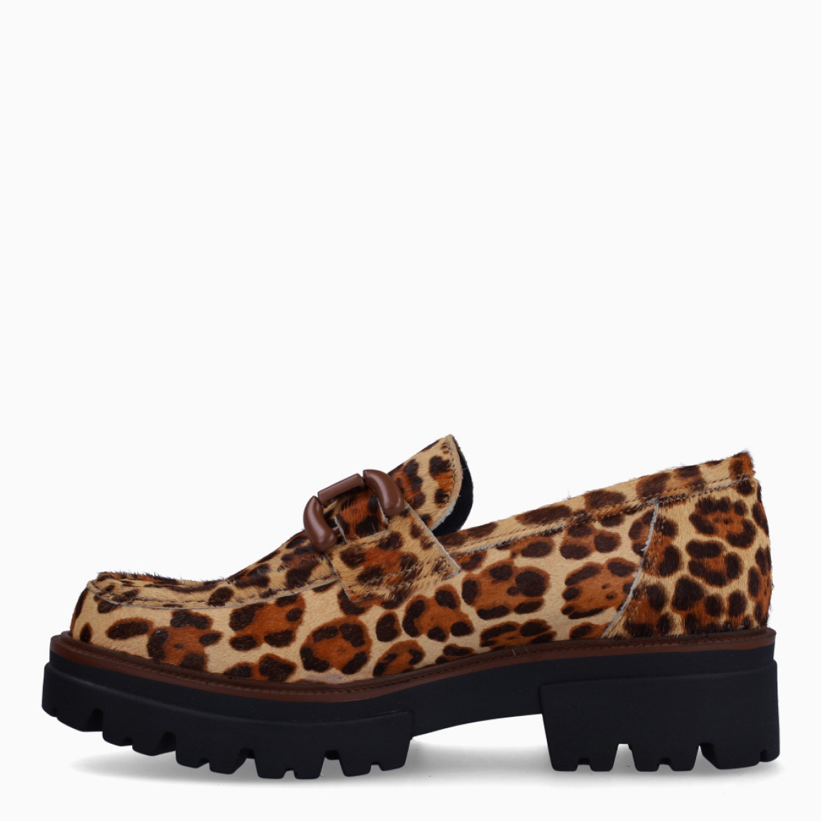 Mocasín de piel de la marca Munné, modelo Mirelle. Exterior del mocasín de pelo con estampado animal print de leopardo. Detalle de cadena al tono en la pala. Mocasín con suela track. Mocasín con suela acolchada para garantizar el máximo confort posible. Mocasín con tacón bajo y ancho de 5 cm de altura, incluyendo 3 cm de plataforma. El mocasín de charol color verde de Munné, modelo Mirelle, es un zapato muy fácil de combinar, en tendencia y cómodo. El must-have de esta temporada. ¡Queda bien con todo!