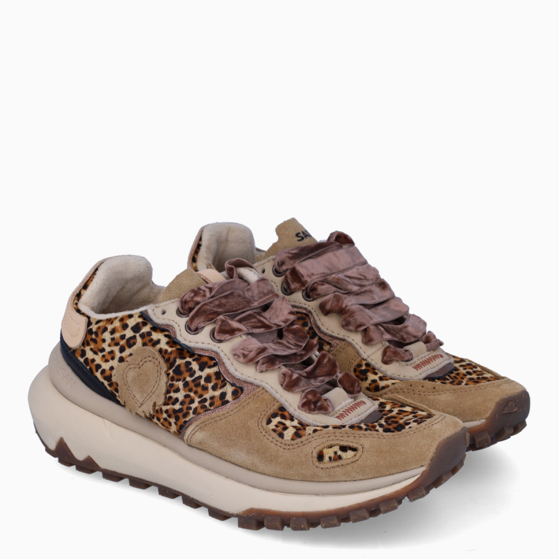 Deportivas de la marca Satorisan, modelo Chacrona Metta. Exterior en pelo con estampado animal print de leopardo y detalles en ante. Interioren piel color marron. Cierre con cordones marrones. Suela dentada con cuña de 4cm. Estas deportivas Satorisan Chacrona Metta son un complemento ideal para ponerle estilo a tus looks!