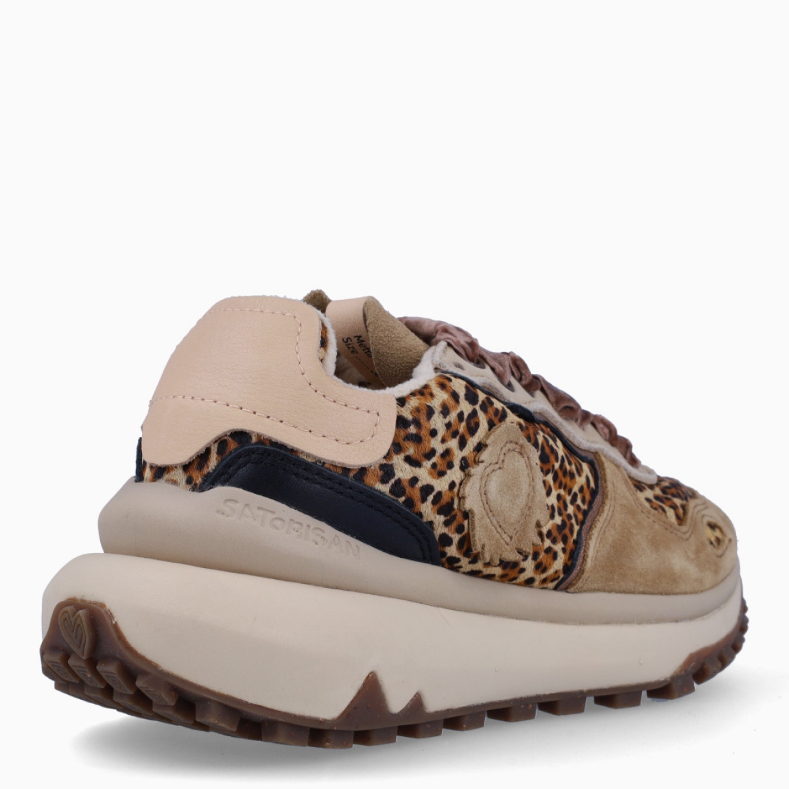 Deportivas de la marca Satorisan, modelo Chacrona Metta. Exterior en pelo con estampado animal print de leopardo y detalles en ante. Interioren piel color marron. Cierre con cordones marrones. Suela dentada con cuña de 4cm. Estas deportivas Satorisan Chacrona Metta son un complemento ideal para ponerle estilo a tus looks!