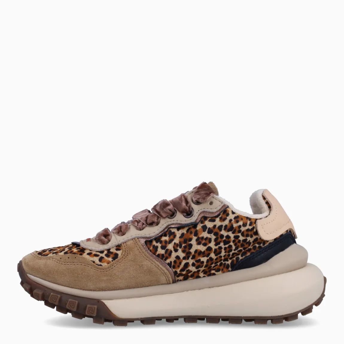 Deportivas de la marca Satorisan, modelo Chacrona Metta. Exterior en pelo con estampado animal print de leopardo y detalles en ante. Interioren piel color marron. Cierre con cordones marrones. Suela dentada con cuña de 4cm. Estas deportivas Satorisan Chacrona Metta son un complemento ideal para ponerle estilo a tus looks!