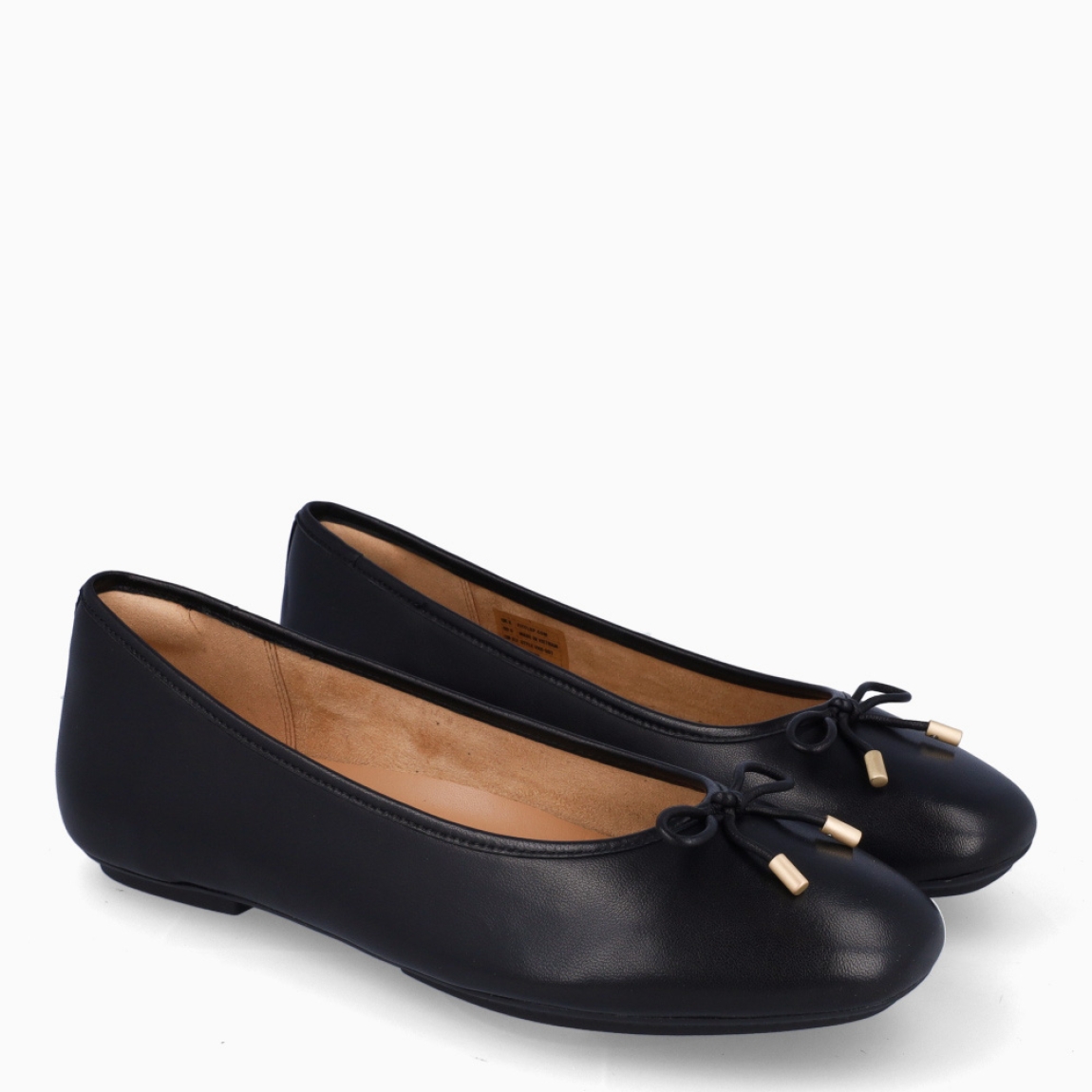 Bailarinas de la marca Fitflop, modelo DELICATO BOW. Exterior en piel color negro con detalle de lazo en pala y punta redonda. Interior en piel color beig. Suela plana de goma. Estas bailarina DELICATO BOW Fitlflop son un complemento clásico e ideal para crear looks con elegancia y comodidad.