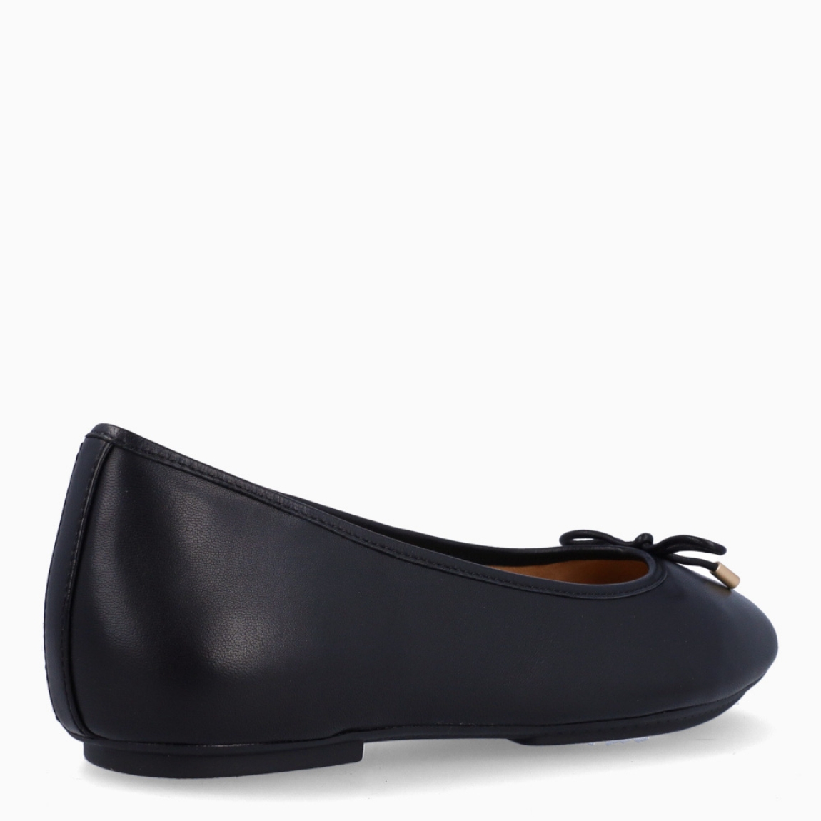 Bailarinas de la marca Fitflop, modelo DELICATO BOW. Exterior en piel color negro con detalle de lazo en pala y punta redonda. Interior en piel color beig. Suela plana de goma. Estas bailarina DELICATO BOW Fitlflop son un complemento clásico e ideal para crear looks con elegancia y comodidad.