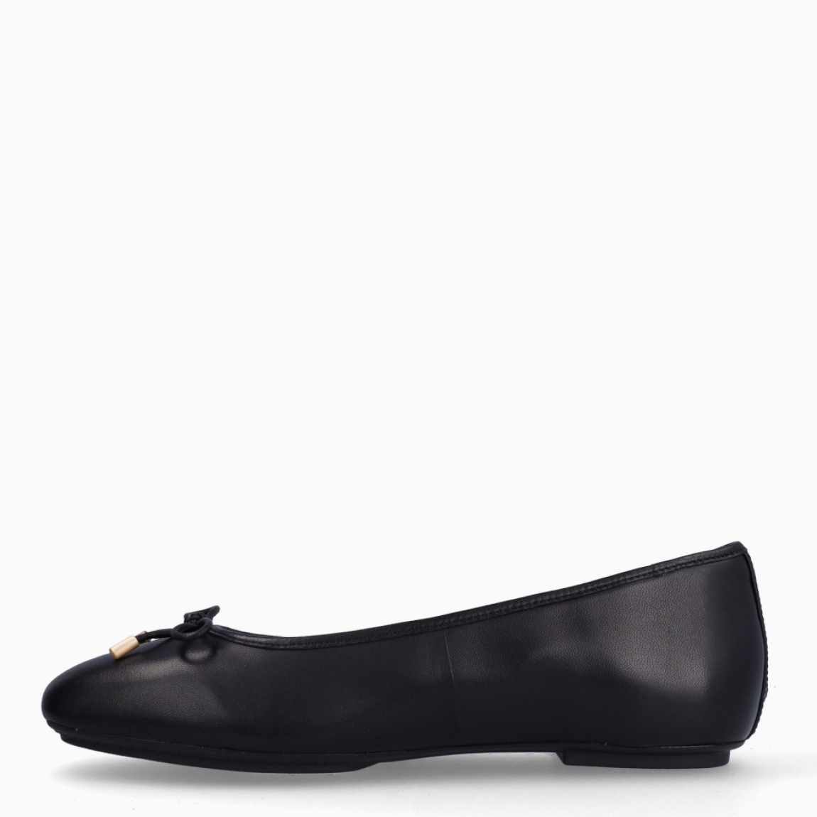 Bailarinas de la marca Fitflop, modelo DELICATO BOW. Exterior en piel color negro con detalle de lazo en pala y punta redonda. Interior en piel color beig. Suela plana de goma. Estas bailarina DELICATO BOW Fitlflop son un complemento clásico e ideal para crear looks con elegancia y comodidad.