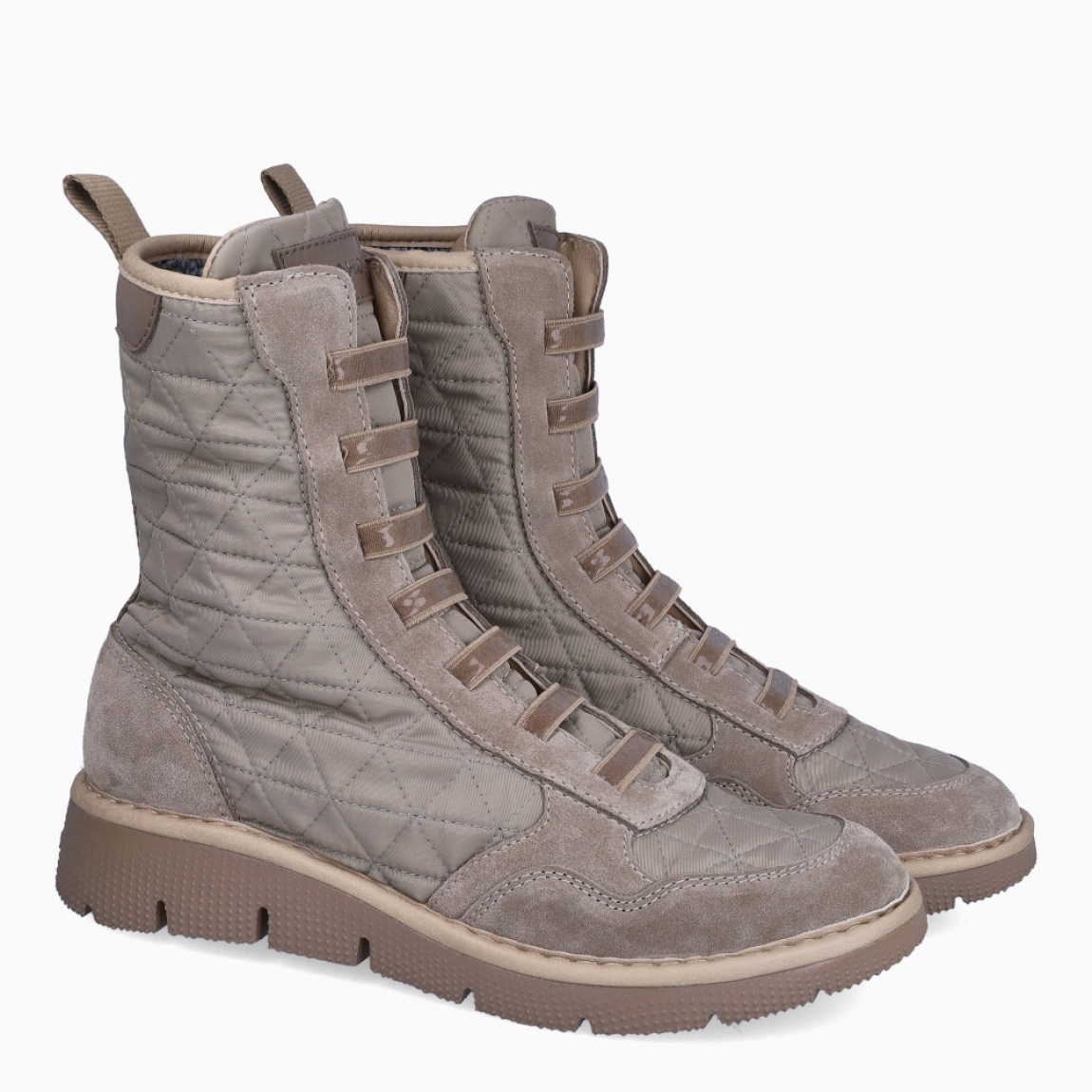 Botín de la marca Panchic, modelo ANKLE BOOT P_05. Exterior del botín de nylon acolchado color taupe. Interior del botín de piel de color beig y forro de pelo sintético. Cierre del botín con cordones elásticos que se adaptan al pie. Botín acolchado con 3cm de cuña, incluyendo 2cm de plataforma. El botín Panchic ANKLE BOOT P_05 tiene la comodidad que necesitas en tu día a día. Un must-have para esta temporada de otoño-invierno!