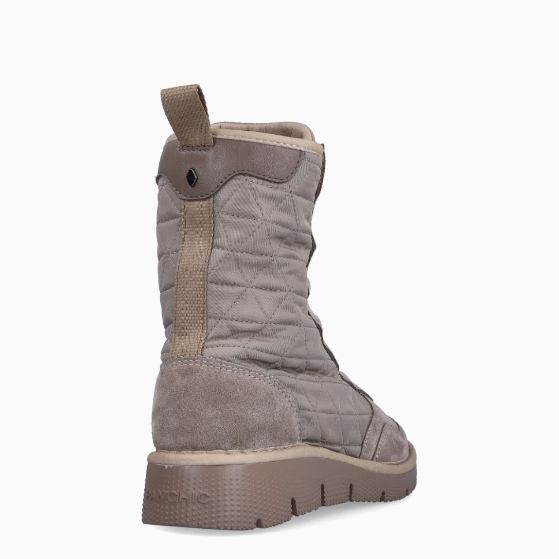 Botín de la marca Panchic, modelo ANKLE BOOT P_05. Exterior del botín de nylon acolchado color taupe. Interior del botín de piel de color beig y forro de pelo sintético. Cierre del botín con cordones elásticos que se adaptan al pie. Botín acolchado con 3cm de cuña, incluyendo 2cm de plataforma. El botín Panchic ANKLE BOOT P_05 tiene la comodidad que necesitas en tu día a día. Un must-have para esta temporada de otoño-invierno!