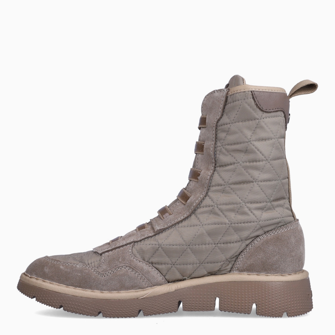 Botín de la marca Panchic, modelo ANKLE BOOT P_05. Exterior del botín de nylon acolchado color taupe. Interior del botín de piel de color beig y forro de pelo sintético. Cierre del botín con cordones elásticos que se adaptan al pie. Botín acolchado con 3cm de cuña, incluyendo 2cm de plataforma. El botín Panchic ANKLE BOOT P_05 tiene la comodidad que necesitas en tu día a día. Un must-have para esta temporada de otoño-invierno!