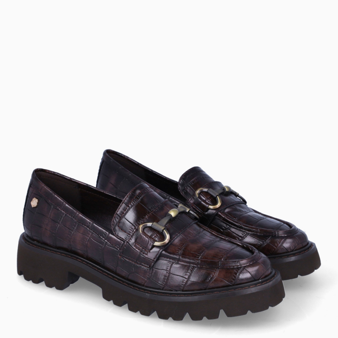 Mocasín de la marca Carmela, modelo JANET. Exterior en piel de color marrón con efecto cocodrilo, con detalle de cadena en la pala. Interior en piel de color marrón. Tacón de 3cm, incluyendo 2cm de plataforma. Plantilla muy cómoda y acolchada. Un básico que no puede faltar esta temporada!