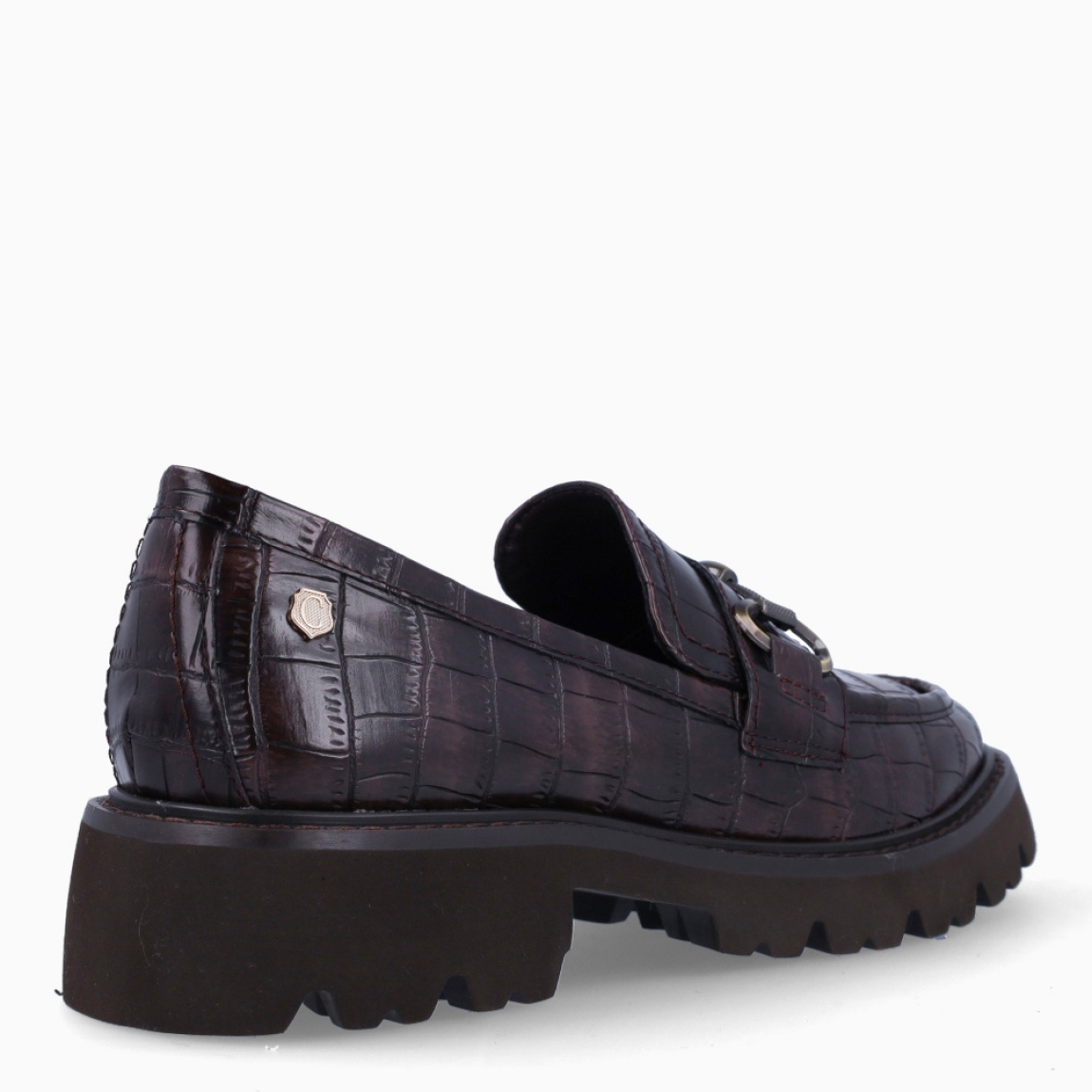 Mocasín de la marca Carmela, modelo JANET. Exterior en piel de color marrón con efecto cocodrilo, con detalle de cadena en la pala. Interior en piel de color marrón. Tacón de 3cm, incluyendo 2cm de plataforma. Plantilla muy cómoda y acolchada. Un básico que no puede faltar esta temporada!