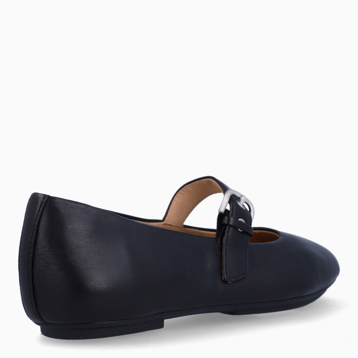 Merceditas cásicas de la marca Fitflop, modelo MARY JANES. Exterior en piel color negro con punta redonda. Interior en piel color beig. Suela plana de goma. Cierre con hebilla plateada en pala. Estas bailarina MARY JANES Fitlflop son un complemento clásico e ideal para crear looks con elegancia y comodidad.