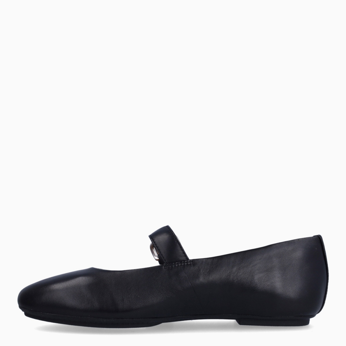 Merceditas cásicas de la marca Fitflop, modelo MARY JANES. Exterior en piel color negro con punta redonda. Interior en piel color beig. Suela plana de goma. Cierre con hebilla plateada en pala. Estas bailarina MARY JANES Fitlflop son un complemento clásico e ideal para crear looks con elegancia y comodidad.