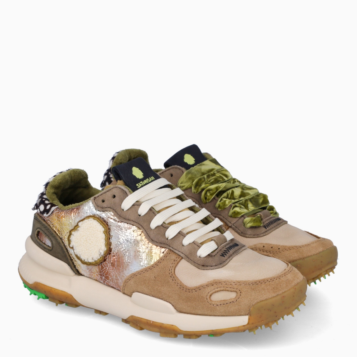 Deportivas de la marca Satorisan, modelo Chacrona Premium . Exterior en ante multicolor con detalle de pelo en talón. Interioren piel color marron. Cierre con cordones beig y verdes. Suela dentada con cuña de 3cm. Estas deportivas Satorisan Chacrona Premium son un complemento ideal para ponerle estilo a tus looks!