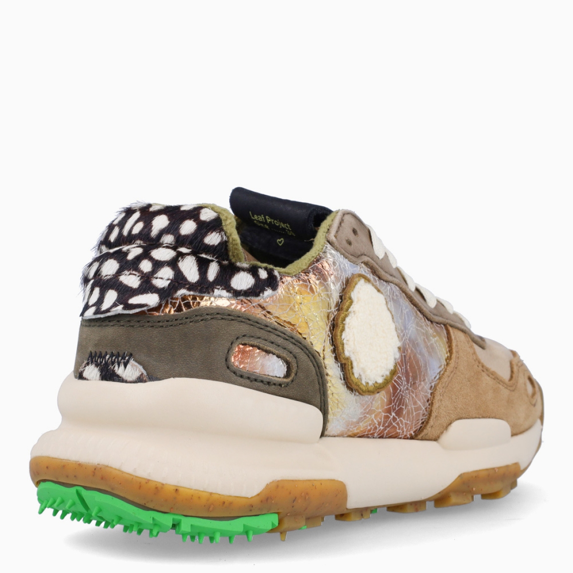 Deportivas de la marca Satorisan, modelo Chacrona Premium . Exterior en ante multicolor con detalle de pelo en talón. Interioren piel color marron. Cierre con cordones beig y verdes. Suela dentada con cuña de 3cm. Estas deportivas Satorisan Chacrona Premium son un complemento ideal para ponerle estilo a tus looks!