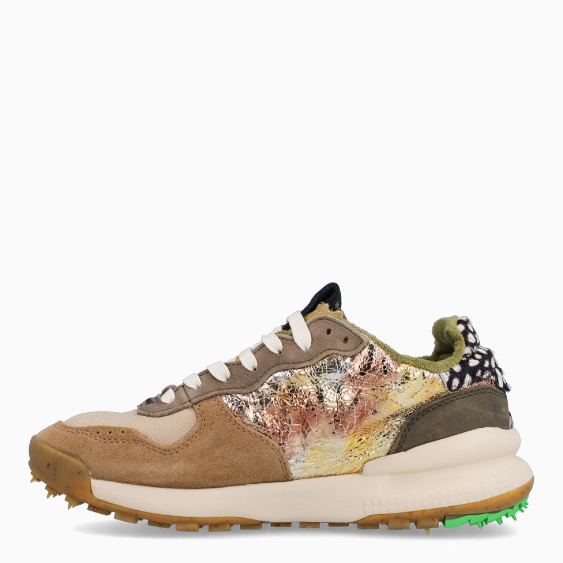 Deportivas de la marca Satorisan, modelo Chacrona Premium . Exterior en ante multicolor con detalle de pelo en talón. Interioren piel color marron. Cierre con cordones beig y verdes. Suela dentada con cuña de 3cm. Estas deportivas Satorisan Chacrona Premium son un complemento ideal para ponerle estilo a tus looks!