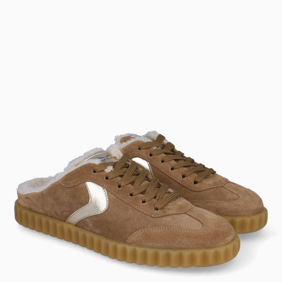 Zuecos tipo deportivas de la marca Voile Blanche, modelo INES MULE. Exterior en ante color marrón. Interior en pelo color blanco. Cierre de los zuecos abiertos con cordones blancos marrones y suela dentada de goma con 2cm de plataforma. Estos zuecos Voile Blanche INES MULE son unas clásicas, ideales para combinar con diferentes looks!