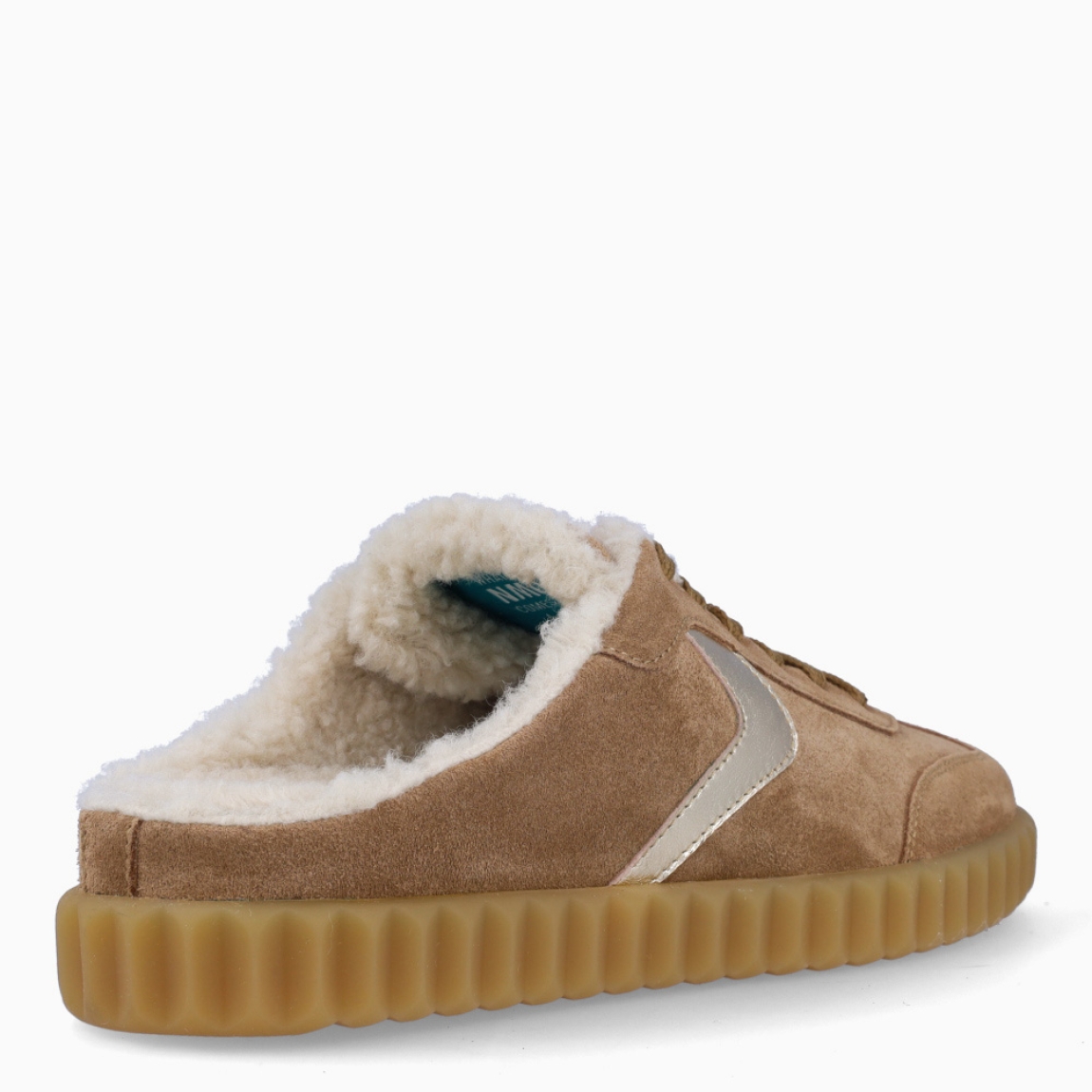 Zuecos tipo deportivas de la marca Voile Blanche, modelo INES MULE. Exterior en ante color marrón. Interior en pelo color blanco. Cierre de los zuecos abiertos con cordones blancos marrones y suela dentada de goma con 2cm de plataforma. Estos zuecos Voile Blanche INES MULE son unas clásicas, ideales para combinar con diferentes looks!