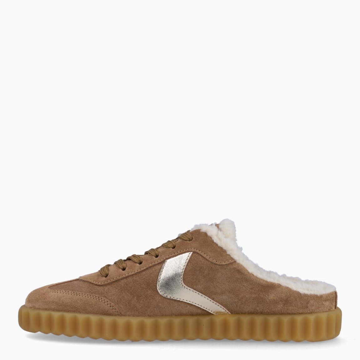 Zuecos tipo deportivas de la marca Voile Blanche, modelo INES MULE. Exterior en ante color marrón. Interior en pelo color blanco. Cierre de los zuecos abiertos con cordones blancos marrones y suela dentada de goma con 2cm de plataforma. Estos zuecos Voile Blanche INES MULE son unas clásicas, ideales para combinar con diferentes looks!