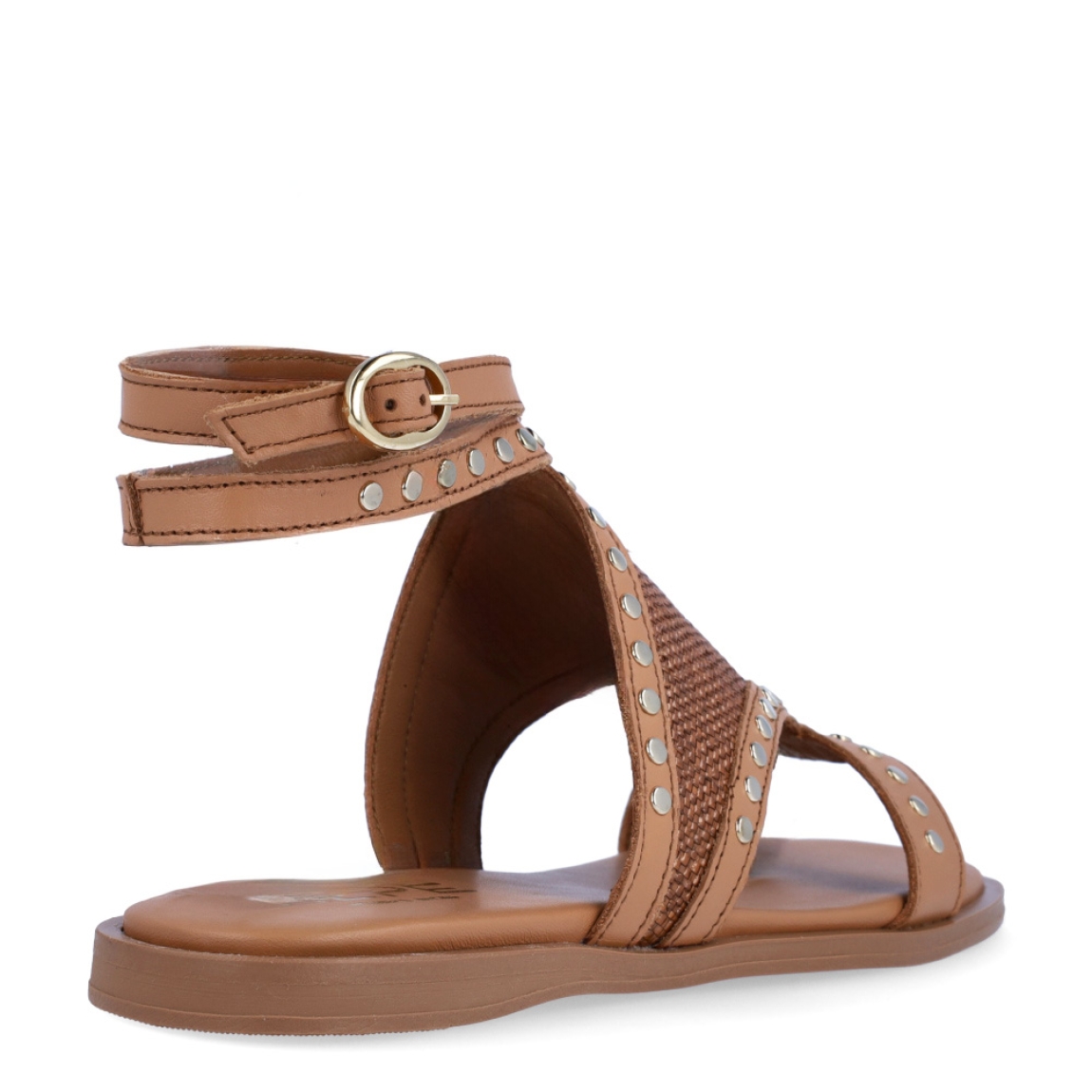 Sandalias de la marca Alpe, modelo GRETHEL. Exterior en piel color camel con detalle de tachuelas doradas y piel efecto rafia en la pala. Interior en piel color camel y cierre en tobillo. Sandalias Alpe con suela plana. Estas sandalias GRETHEL son ideales para esta temporada!