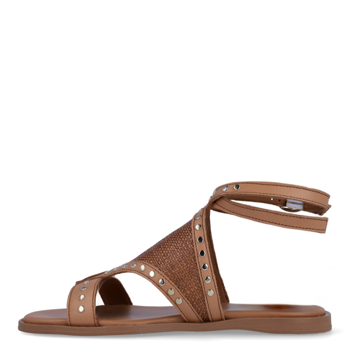 Sandalias de la marca Alpe, modelo GRETHEL. Exterior en piel color camel con detalle de tachuelas doradas y piel efecto rafia en la pala. Interior en piel color camel y cierre en tobillo. Sandalias Alpe con suela plana. Estas sandalias GRETHEL son ideales para esta temporada!