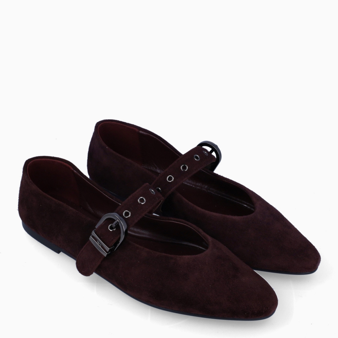 Merceditas de la marca Itse, modelo IZMIR. Exterior en ante color granate oscuro con puntera lápiz. Interior en piel color granate. Cierre con hebilla en pala. Suela plana de goma. Estas merceditas Itse IZMIR son ideales para darle look, comodidad y estilo a tus looks de temporada!