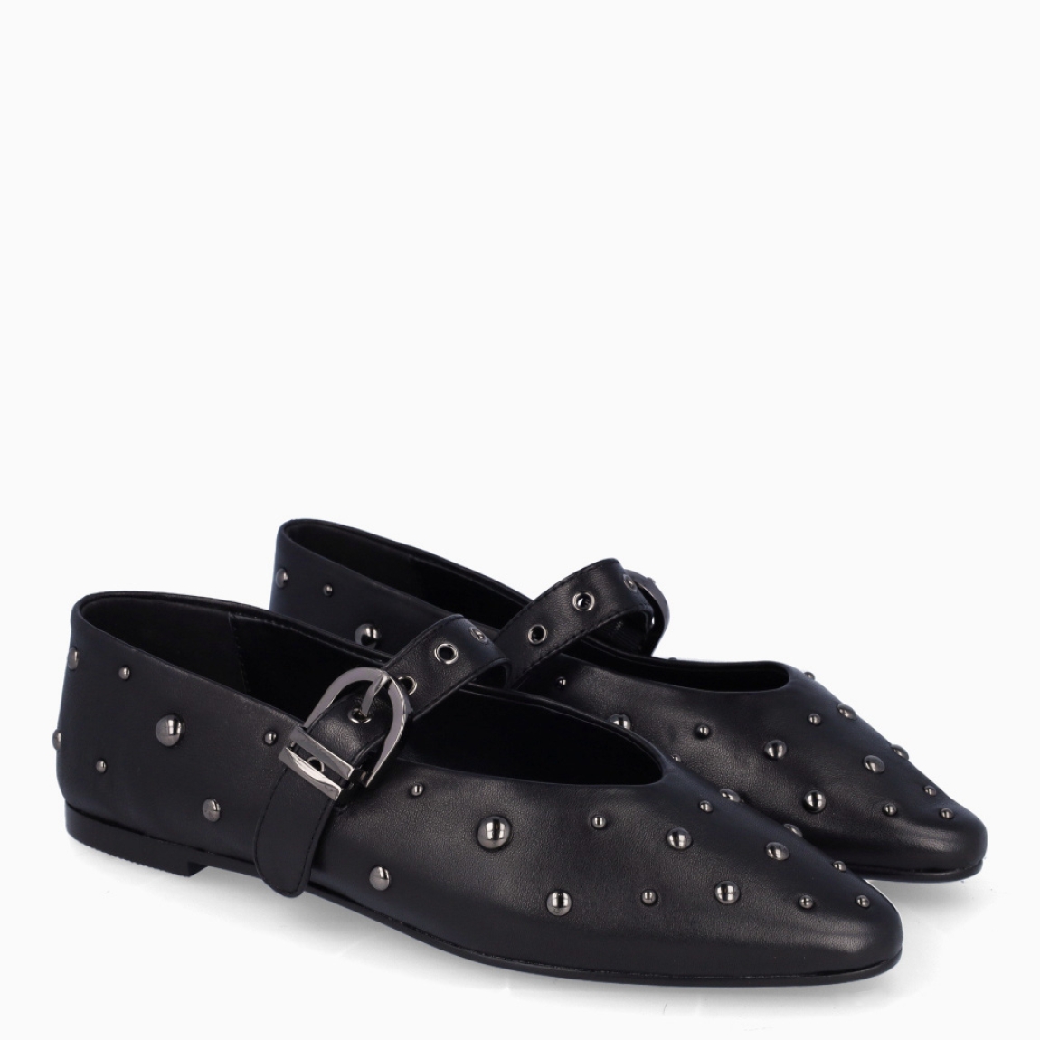 Merceditas de la marca Itse, modelo IZMIR. Exterior en piel color negro con puntera redonda y tachas plateadas. Interior en piel color negro. Cierre con hebilla en pala. Suela plana de goma. Estas merceditas Itse IZMIR son ideales para darle look, comodidad y estilo a tus looks de temporada!