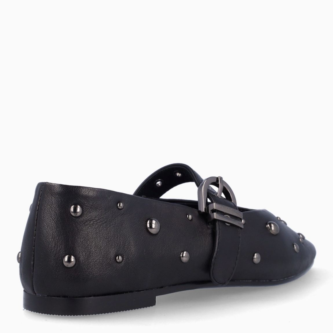 Merceditas de la marca Itse, modelo IZMIR. Exterior en piel color negro con puntera redonda y tachas plateadas. Interior en piel color negro. Cierre con hebilla en pala. Suela plana de goma. Estas merceditas Itse IZMIR son ideales para darle look, comodidad y estilo a tus looks de temporada!