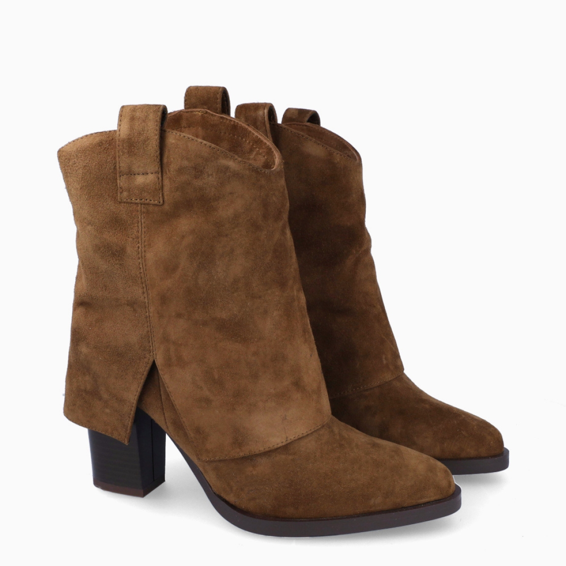 Botines camperos de la marca Itse, modelo RIOTA. Exterior en ante color taupe con punta lápiz y caña doblada. Interior en piel color marrón. Botines Itse con tacón de 7cm. Estos botines Itse RIOTA son ideales para ti, un complemento perfecto para tus looks de temporada!