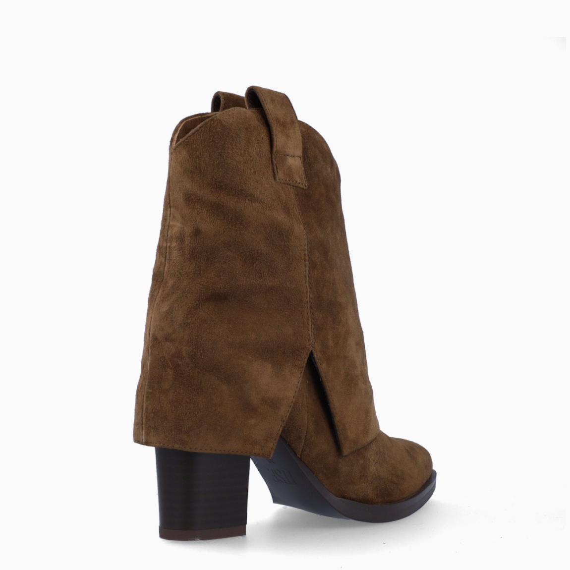 Botines camperos de la marca Itse, modelo RIOTA. Exterior en ante color taupe con punta lápiz y caña doblada. Interior en piel color marrón. Botines Itse con tacón de 7cm. Estos botines Itse RIOTA son ideales para ti, un complemento perfecto para tus looks de temporada!