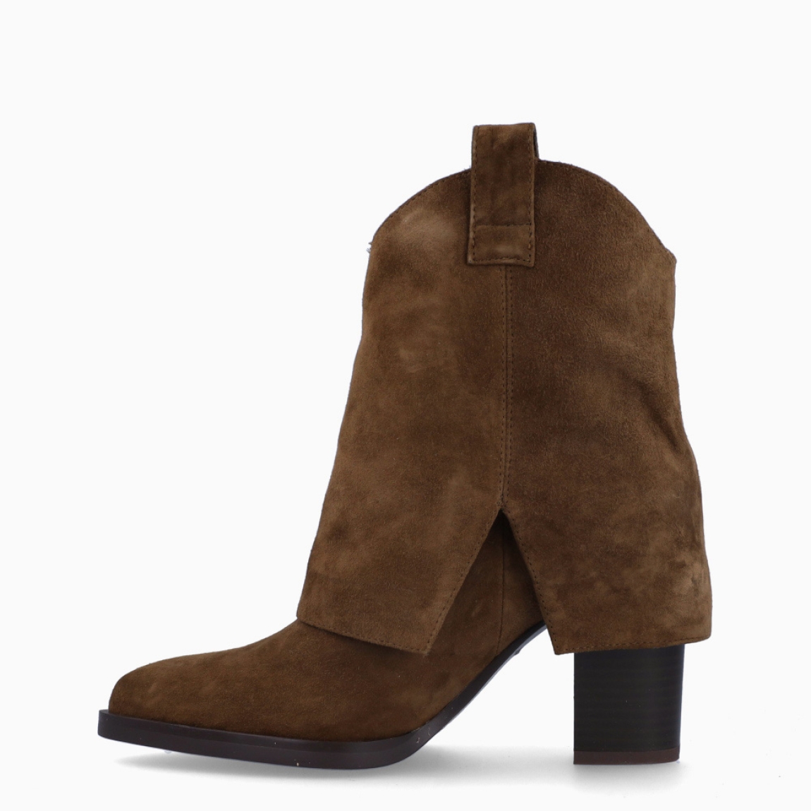 Botines camperos de la marca Itse, modelo RIOTA. Exterior en ante color taupe con punta lápiz y caña doblada. Interior en piel color marrón. Botines Itse con tacón de 7cm. Estos botines Itse RIOTA son ideales para ti, un complemento perfecto para tus looks de temporada!