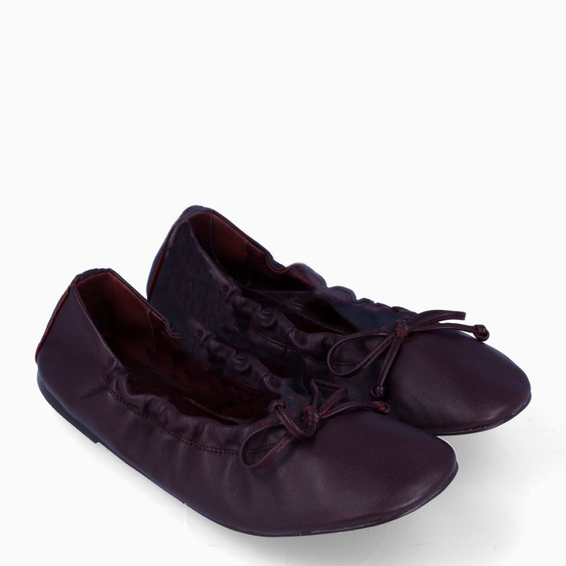 Bailarinas de la marca Itse, modelo CRETA. Exterior en piel color granate con detalle de lazo en pala. Interior en piel color marrón. Cierre con hebilla en pala. Suela plana de goma. Estas merceditas Itse CRETA son ideales para darle look, comodidad y estilo a tus looks de temporada!