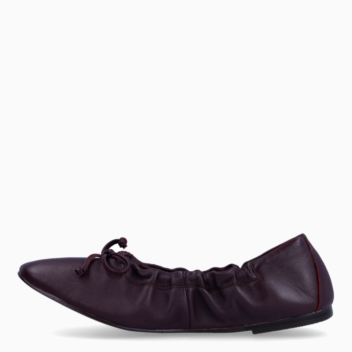 Bailarinas de la marca Itse, modelo CRETA. Exterior en piel color granate con detalle de lazo en pala. Interior en piel color marrón. Cierre con hebilla en pala. Suela plana de goma. Estas merceditas Itse CRETA son ideales para darle look, comodidad y estilo a tus looks de temporada!