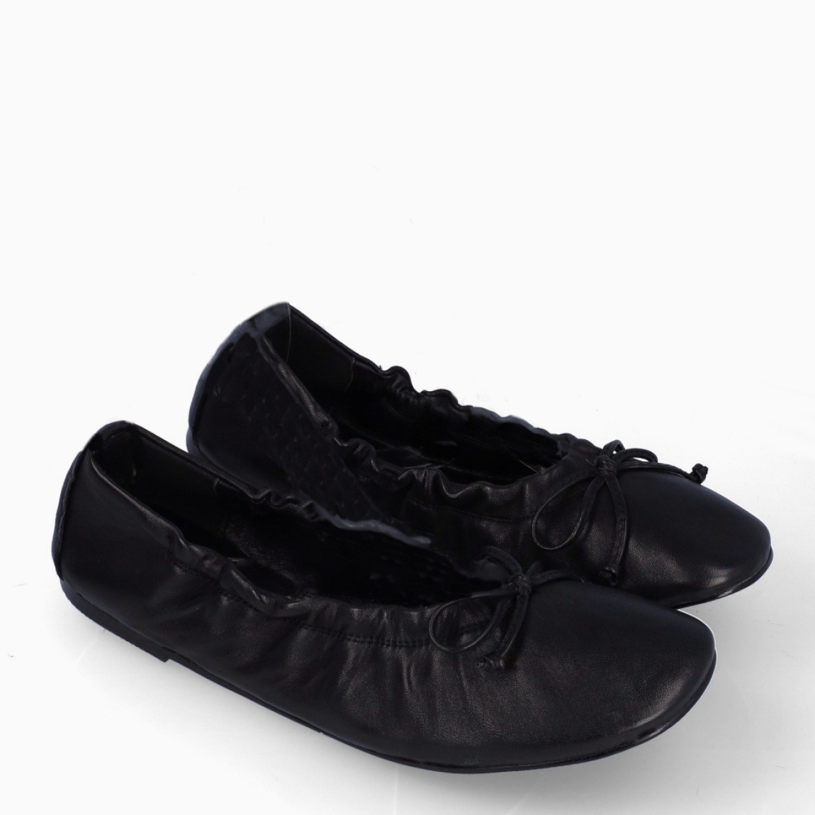 Bailarinas de la marca Itse, modelo CRETA. Exterior en piel color negro con detalle de lazo en pala. Interior en piel color negro. Cierre con hebilla en pala. Suela plana de goma. Estas merceditas Itse CRETA son ideales para darle look, comodidad y estilo a tus looks de temporada!