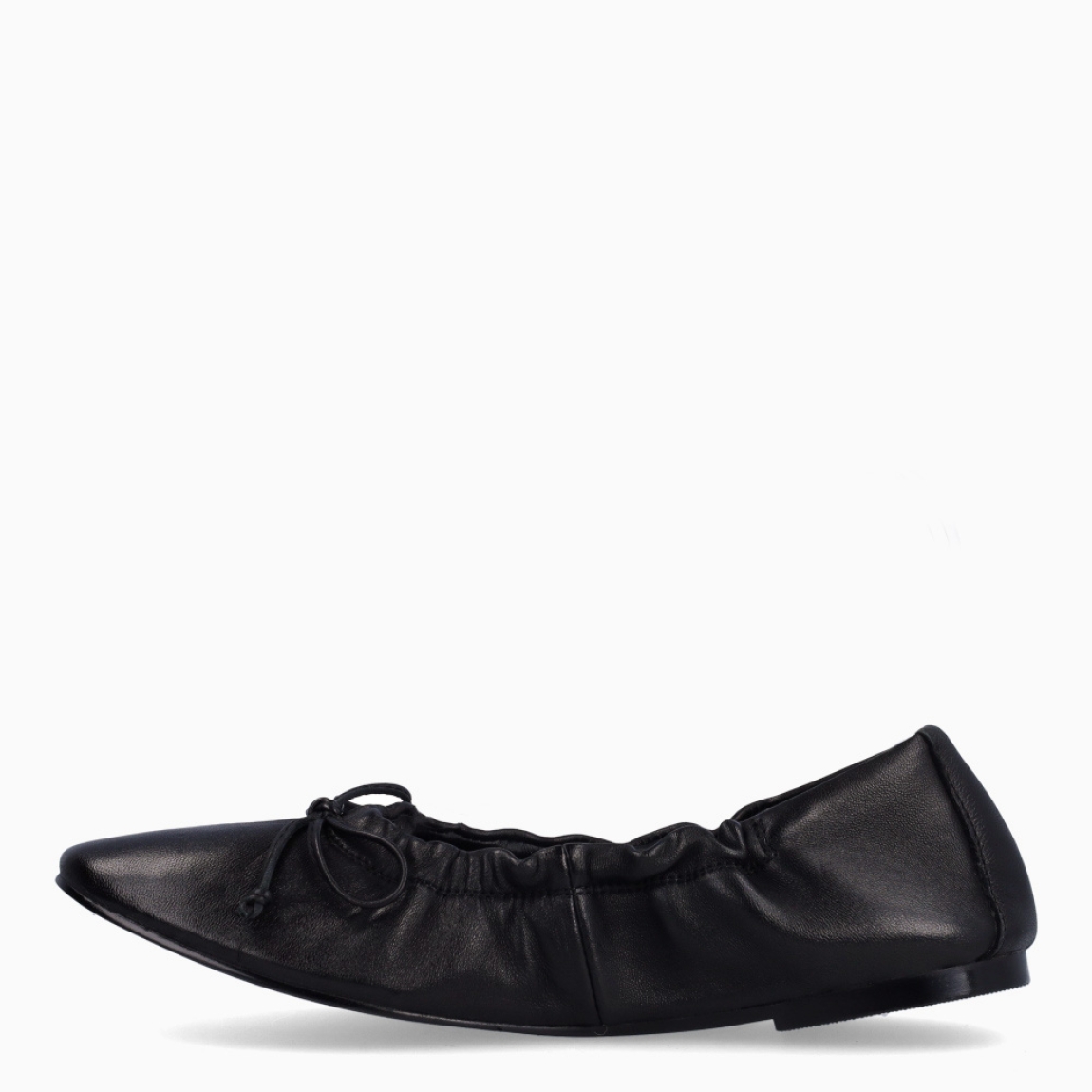 Bailarinas de la marca Itse, modelo CRETA. Exterior en piel color negro con detalle de lazo en pala. Interior en piel color negro. Cierre con hebilla en pala. Suela plana de goma. Estas merceditas Itse CRETA son ideales para darle look, comodidad y estilo a tus looks de temporada!