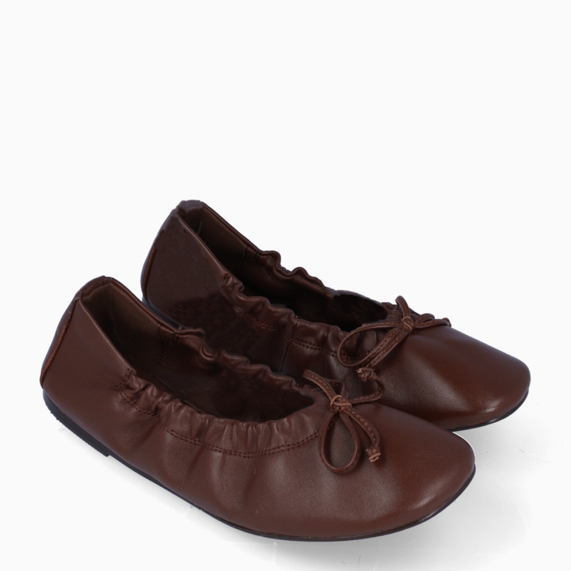 Bailarinas de la marca Itse, modelo CRETA. Exterior en piel color marrón con detalle de lazo en pala. Interior en piel color marrón. Cierre con hebilla en pala. Suela plana de goma. Estas merceditas Itse CRETA son ideales para darle look, comodidad y estilo a tus looks de temporada!