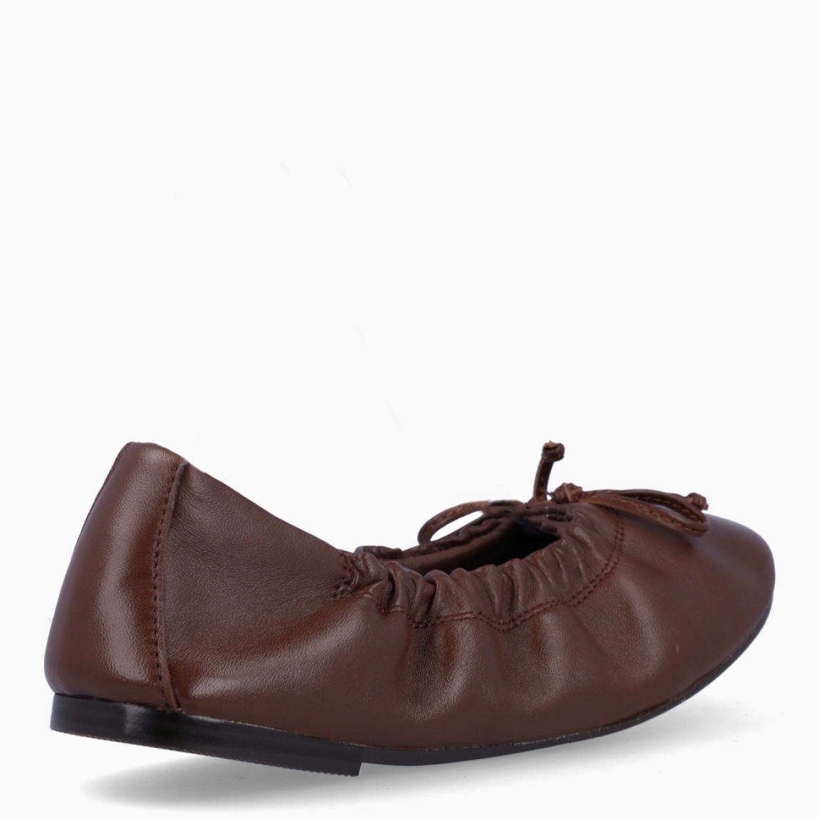 Bailarinas de la marca Itse, modelo CRETA. Exterior en piel color marrón con detalle de lazo en pala. Interior en piel color marrón. Cierre con hebilla en pala. Suela plana de goma. Estas merceditas Itse CRETA son ideales para darle look, comodidad y estilo a tus looks de temporada!