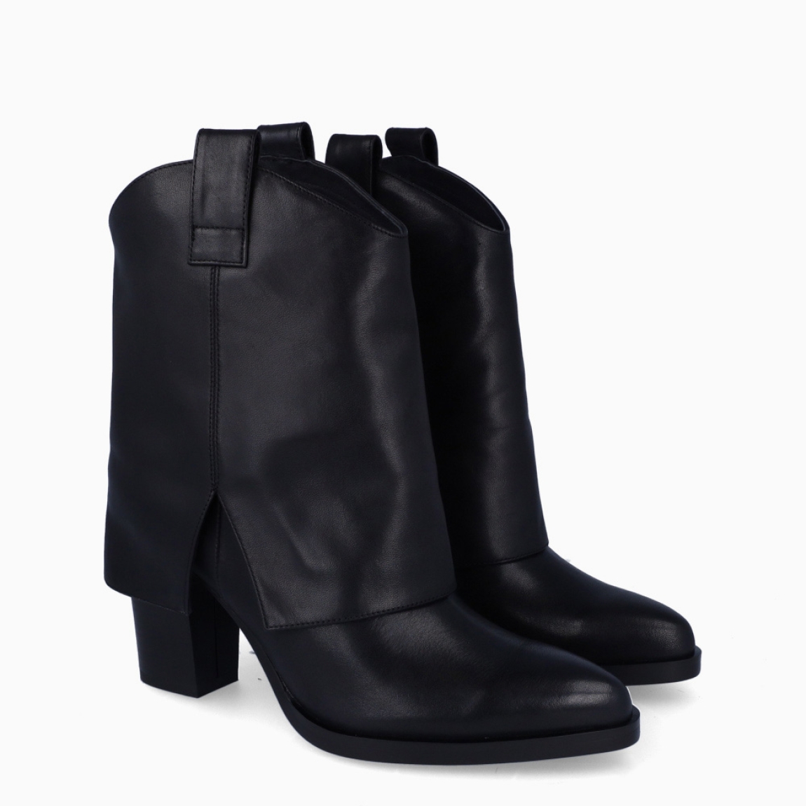 Botines camperos de la marca Itse, modelo RIOTA. Exterior en piel color negro con punta lápiz y caña doblada. Interior en piel color negro. Botines Itse con tacón de 7cm. Estos botines Itse RIOTA son ideales para ti, un complemento perfecto para tus looks de temporada!