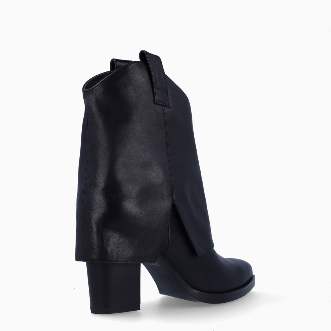 Botines camperos de la marca Itse, modelo RIOTA. Exterior en piel color negro con punta lápiz y caña doblada. Interior en piel color negro. Botines Itse con tacón de 7cm. Estos botines Itse RIOTA son ideales para ti, un complemento perfecto para tus looks de temporada!