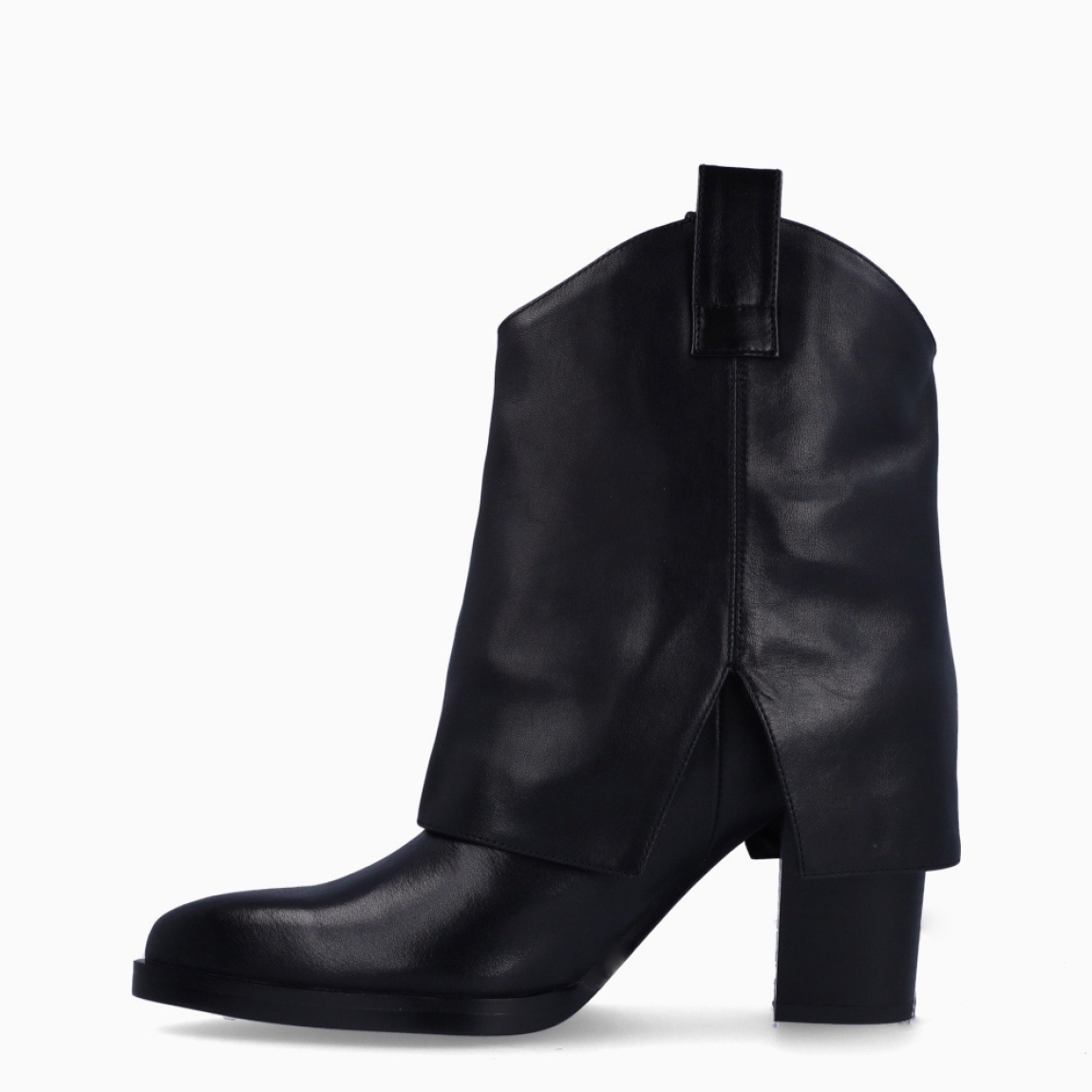 Botines camperos de la marca Itse, modelo RIOTA. Exterior en piel color negro con punta lápiz y caña doblada. Interior en piel color negro. Botines Itse con tacón de 7cm. Estos botines Itse RIOTA son ideales para ti, un complemento perfecto para tus looks de temporada!