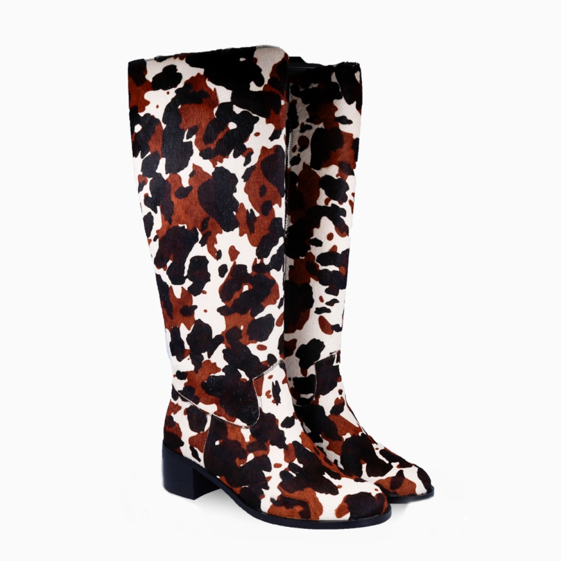 Botas de la marca Itse, modelo NORTH. Exterior elaboradas en piel potro con estampado animal print de vaca. Interior en piel color marrón. Botas Itse con caña alta. Estas botas Itse NORTH son una tendencia esta temporada, marcarán un estilo único en tus looks!