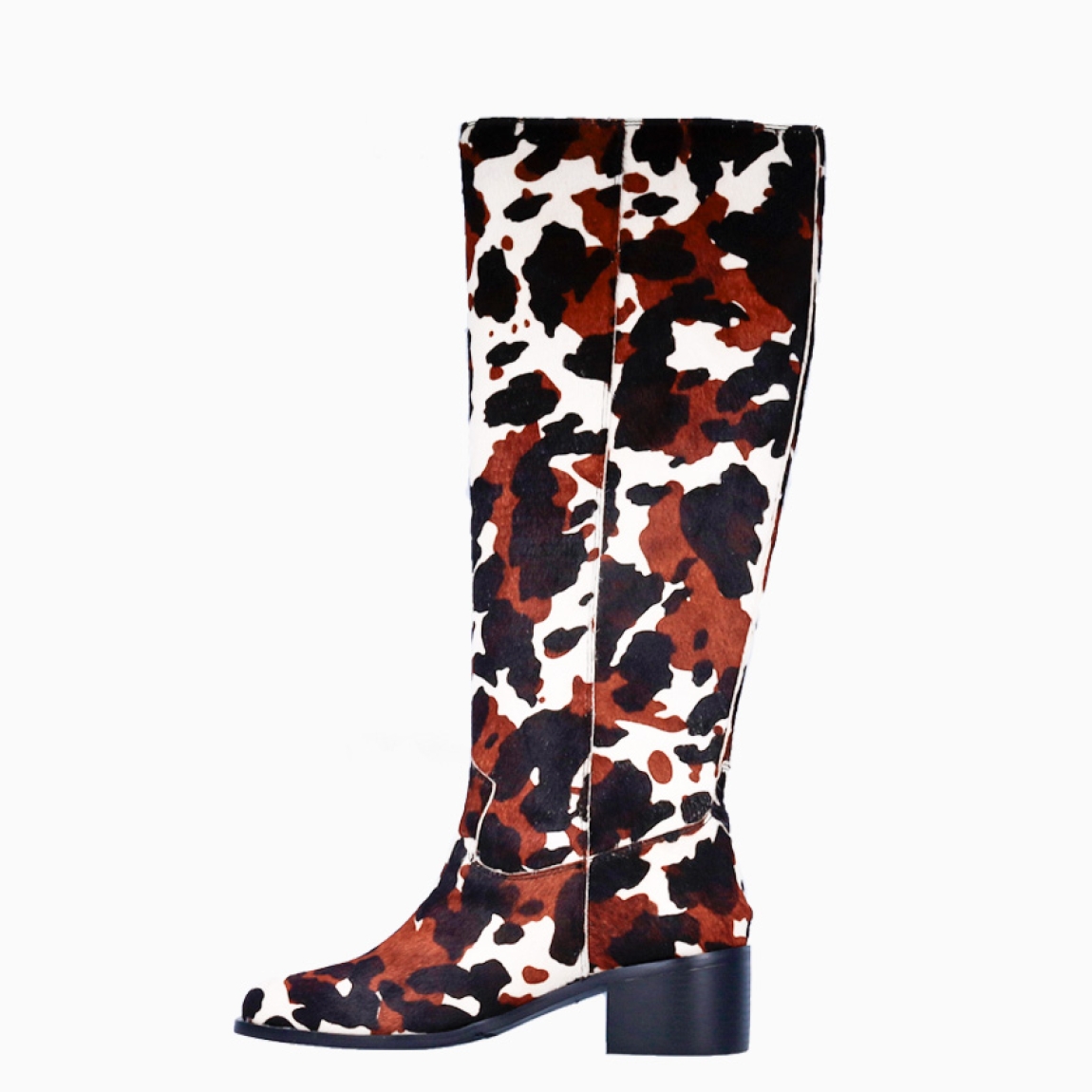 Botas de la marca Itse, modelo NORTH. Exterior elaboradas en piel potro con estampado animal print de vaca. Interior en piel color marrón. Botas Itse con caña alta. Estas botas Itse NORTH son una tendencia esta temporada, marcarán un estilo único en tus looks!