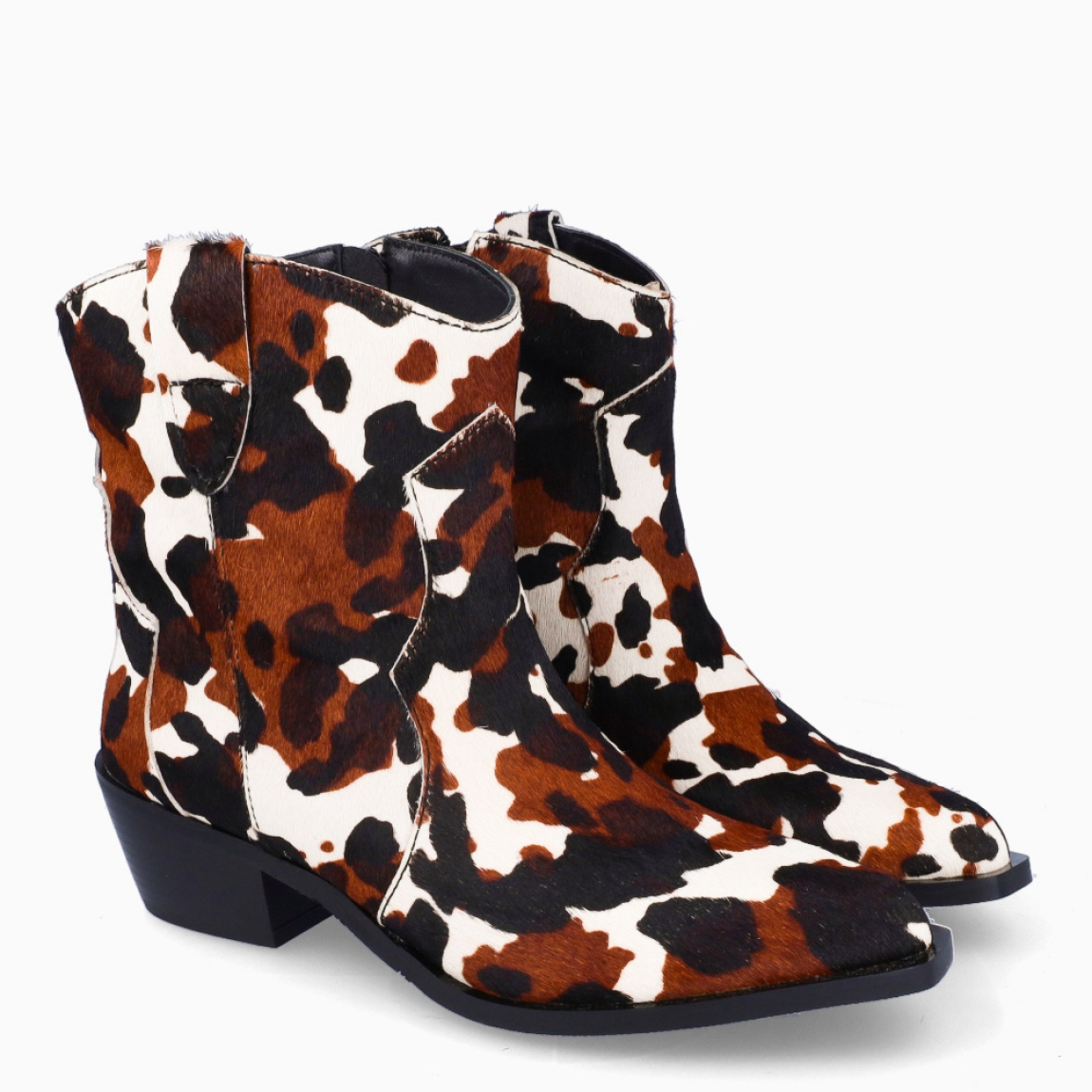 Botines camperos de la marca Itse, modelo DALLAS. Exterior en pelo con estampado animal print de vaca con punta lápiz. Interior en piel color marrón. Cierre con cremallera y suela con 4cm de altura. Estos botines Itse DALLAS son ideales para ti!