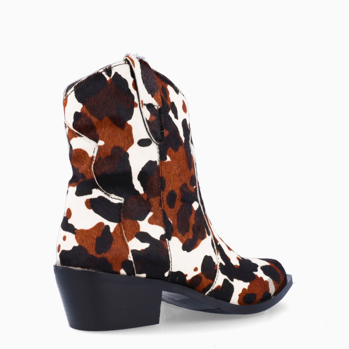 Botines camperos de la marca Itse, modelo DALLAS. Exterior en pelo con estampado animal print de vaca con punta lápiz. Interior en piel color marrón. Cierre con cremallera y suela con 4cm de altura. Estos botines Itse DALLAS son ideales para ti!