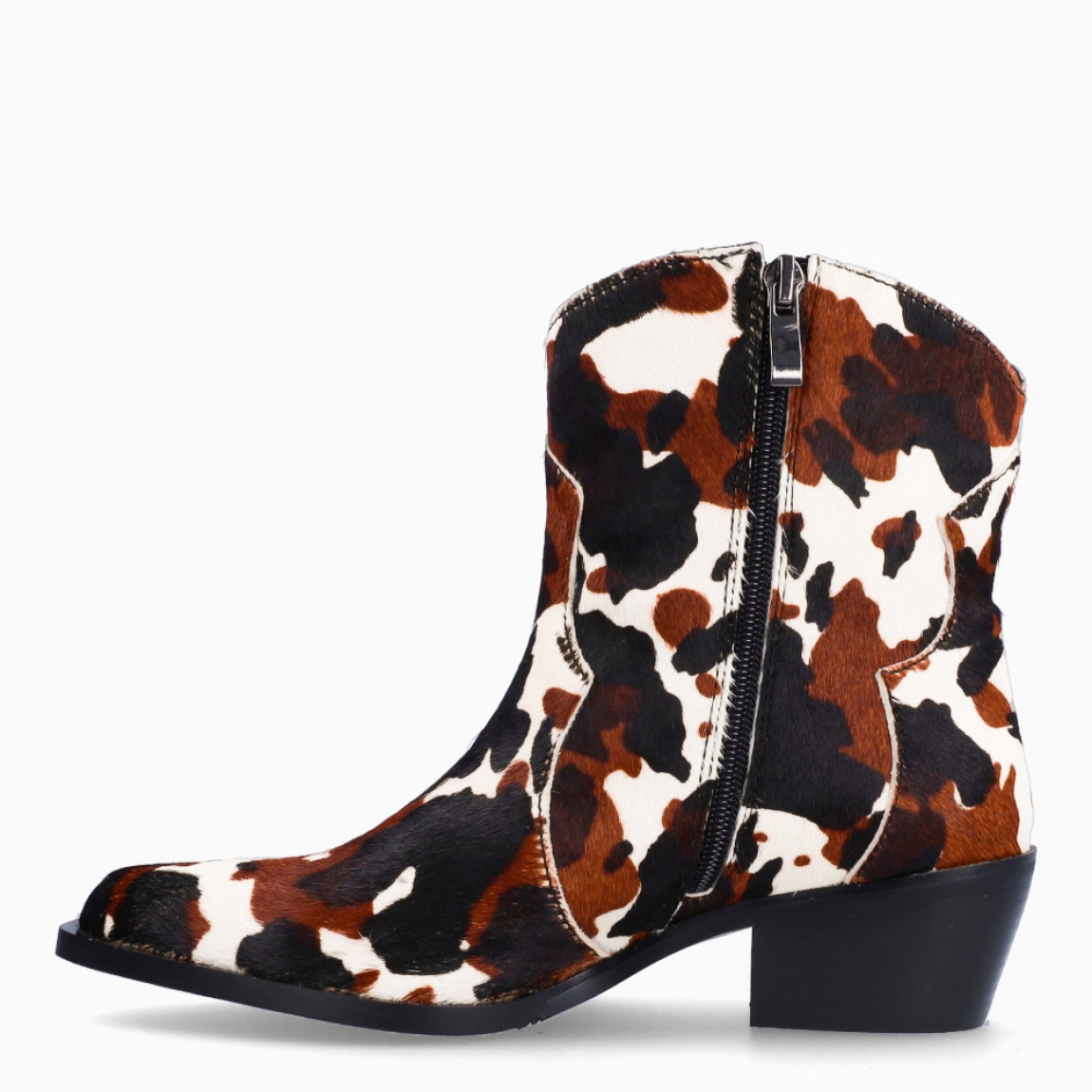 Botines camperos de la marca Itse, modelo DALLAS. Exterior en pelo con estampado animal print de vaca con punta lápiz. Interior en piel color marrón. Cierre con cremallera y suela con 4cm de altura. Estos botines Itse DALLAS son ideales para ti!